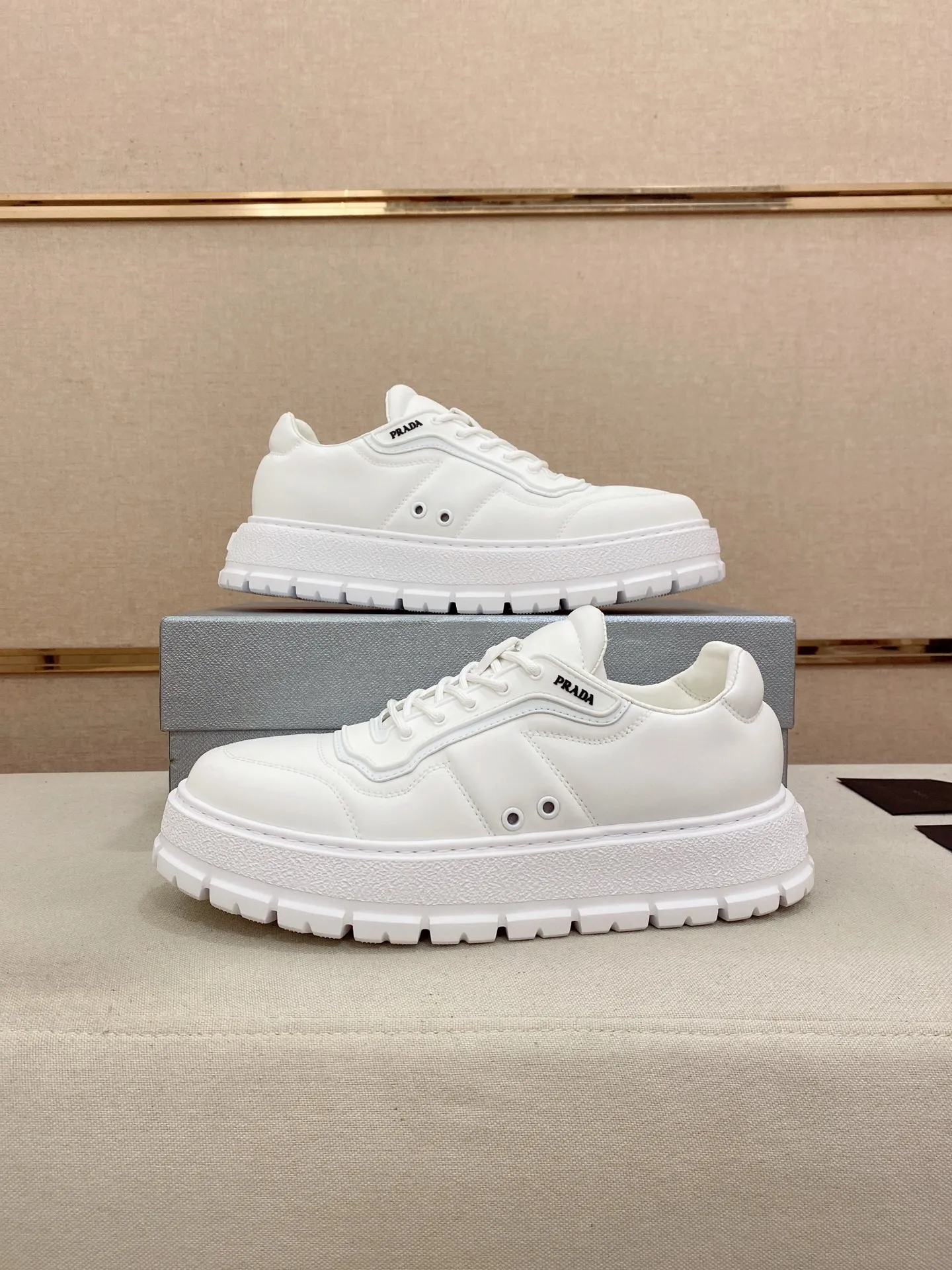 Factory price 580💰 ✔️✔️✔️High version High-quality new PRADA counters are on the market simultaneously, new men's shoes, 😘fabrics imported technological waterproof fabrics, made by pure handicrafts. Lining: Full cowhide lining. 👍🏿 High-end ☄️ air-cushion molded anti-slip rubber outsole, exquisite lines, simple and elegant, comfortable and high-end for leisure travel. Code number: 38 to 45
